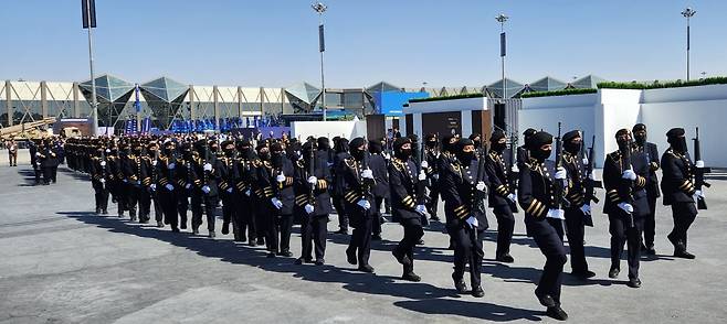 사우디아라비아 여군 의장대가 8일(현지시간) 사우디아라비아 수도 리야드에서 열린 '국제방산전시회(WDS) 2026'에서 행진 예행연습을 하고 있다.(국방부 공동취재단)