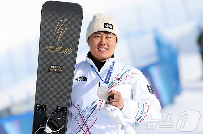 스노보드 남자 평행 대회전에서 값진 은메달을 획득한 김상겸. 2026.2.8 ⓒ 뉴스1 김진환 기자