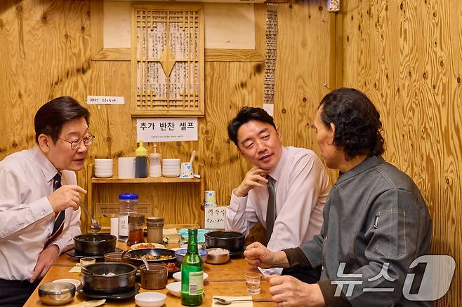 이재명 대통령이 9일 서울 종로구 통인시장의 한 식당을 방문해 상인과 대화하며 식사하고 있다. (청와대 제공. 재판매 및 DB 금지) 2026.2.9 ⓒ 뉴스1 허경 기자