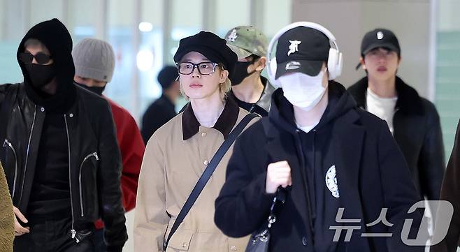 그룹 방탄소년단(BTS) RM, 제이홉, 슈가, 정국, 지민, 진, 뷔가 해외 일정을 마치고 9일 오후 인천국제공항을 통해 귀국하고 있다.2026.2.9 ⓒ 뉴스1 박지혜 기자