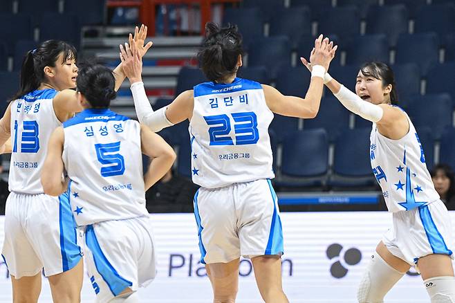 김단비가 선수들과 하이파이브를 하고 있다. 사진 | WKBL