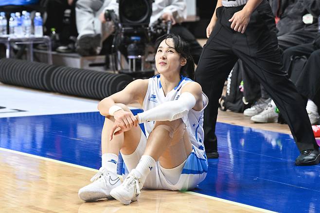 김단비가 코트를 바라보고 있다. 사진 | WKBL