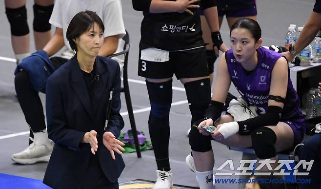 9일 수원체육관에서 열린 V리그 현대건설과 흥국생명의 경기. 흥국생명 요시하라 토모코 감독이 생각에 잠겨 있다. 수원=박재만 기자 pjm@sportschosun.com/2026.02.09/