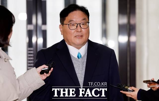 쿠팡 수사 외압 의혹을 수사하는 안권섭 상설 특별검사팀이 엄희준 광주고검 검사(전 수원지검 부천지청장)를 9일 다시 불러 조사한다. 엄 검사가 지난달 9일 서울 서초구 특검팀 사무실로 출석하며 취재진 질문에 답하고 있다./뉴시스