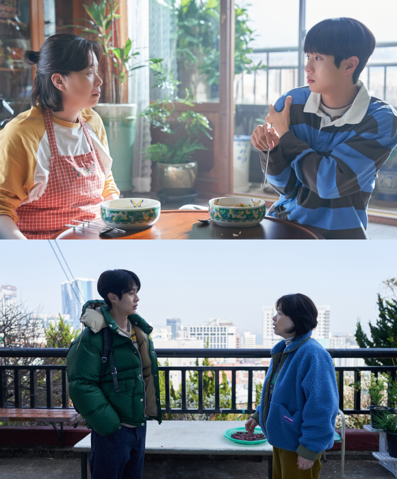 '기생충'에 이어 또 한 번 모자로 만난 최우식과 장혜진은 흐른 시간만큼 더 깊어진 관계성과 자연스러워진 케미를 형성한다. . /㈜바이포엠스튜디오