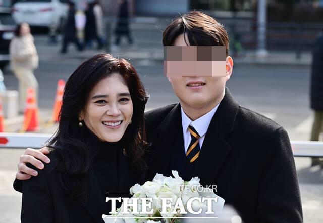 이부진 호텔신라 사장이 9일 오전 서울 강남구 휘문고등학교에서 열린 아들 임동현 군의 졸업식에 참석해 기념사진을 촬영하고 있다. /이새롬 기자