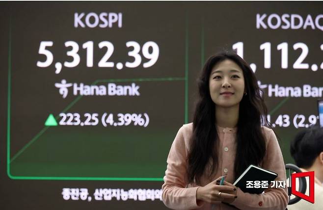 코스피가 4% 넘게 급등 출발한 9일 서울 하나은행 본점 딜링룸에서 직원이 증시와 환율 등을 모니터하고 있다. 이날 코스피는 전 거래일보다 4.13% 오른 5299.10 출발, 역대 최고 시가를 기록했고 코스닥은 2.7% 상승한 1109.91에 개장했다. 2026.2.9 조용준 기자