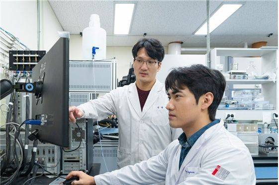 엄광섭 신소재공학과 교수와 이창현 박사과정생이 실험을 진행하고 있다. GIST 제공