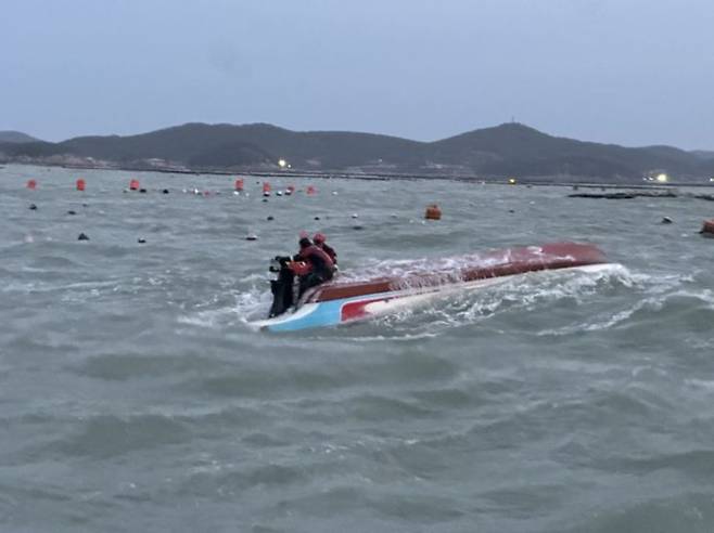 지난 6일 완도군 노화도 인근 해상에서 전복된 A호의 선장 B씨가 실종된 후 현재까지 발견되지 않고 있다. 완도해경 제공