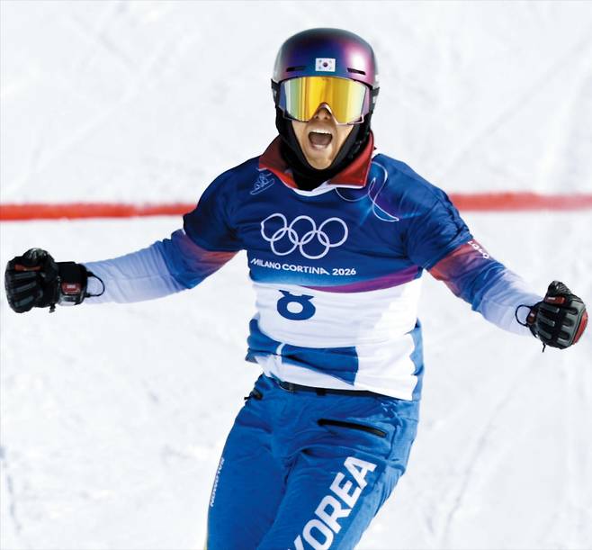 김상겸이 8일 이탈리아 리비뇨 스노파크에서 열린 2026 밀라노 코르티나 동계 올림픽 스노보드 남자 평행 대회전 준결승에서 테르벨 잠피로프(불가리아)를 꺾고 결승 진출을 확정한 뒤 포효하고 있다. 김상겸은 이날 8강전에서 세계 1위 롤란드 피슈날러를 꺾는 등 이변을 일으키며 은메달을 획득했다. 이번 대회 한국의 첫 메달이자, 역대 동·하계 올림픽 사상 400번째 메달이었다./장련성 기자