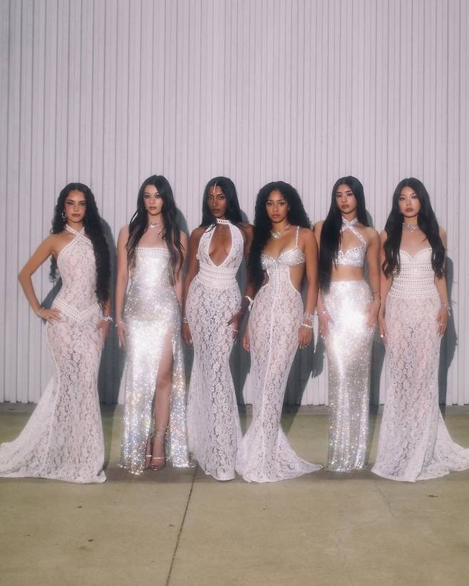 2026 그래미 레드카펫에서 화제를 일으킨 캣츠아이의 드레스. 디자이너 루도빅 드 생 세르냉(Ludovic de Saint Sernin)의 작품이다. @katseyeworld