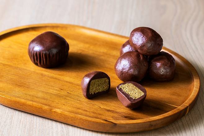 왕 두바이 쫀득 쿠키(왼쪽)가 일반 두쫀쿠보다 4배 가량 크다./양수열 영상미디어 기자