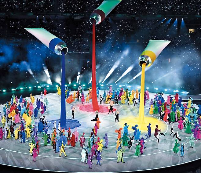 장련성 기자7일(한국 시각) 새벽 이탈리아 밀라노 산 시로 올림픽 스타디움에서 2026 밀라노 코르티나 동계올림픽 개막식이 열렸다. 공중에 뜬 거대한 물감 튜브에서 파랑·빨강·노랑색이 쏟아져 내리는 모습이 연출됐다. 이탈리아가 자랑하는 예술적인 자부심과 개막식 주제 ‘조화’를 상징하는 퍼포먼스였다.