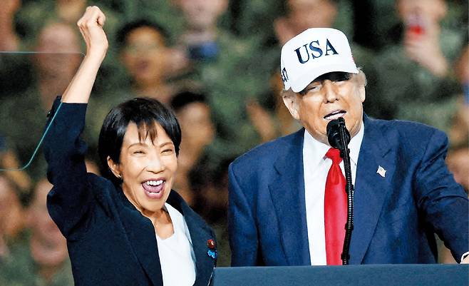 로이터 연합뉴스도널드 트럼프(오른쪽) 미국 대통령과 다카이치 사나에 일본 총리가 지난해 10월 가나가와현 요코스카 기지에 정박 중인 원자력 항공모함 조지워싱턴호에 승선해 함께 연설하고 있다. 트럼프는 8일 치러지는 일본 중의원 선거를 앞두고 다카이치 지지 의사를 공개적으로 밝혔다.