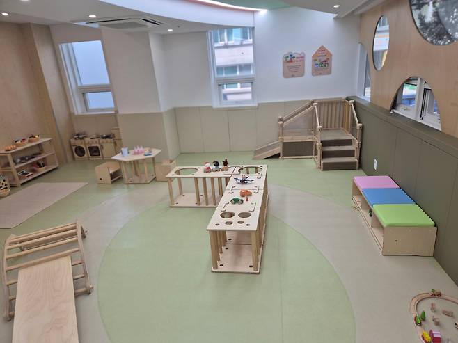 송파구 오금동 송파어린이문화회관 1층에 문을 연 서울형 키즈카페 '하하호호 놀이터 6호점' 내부. /송파구