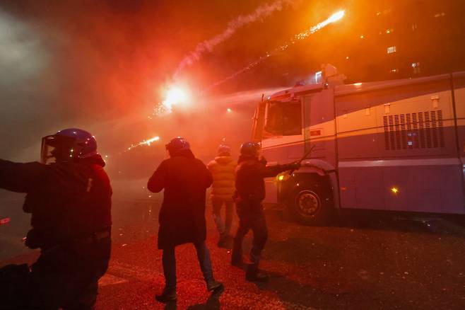 2월 7일 오후(현지시간) 이탈리아 밀라노에서  '지속 불가능한 올림픽 위원회'가 주최한 올림픽 반대 집회가 열렸다. 이번 집에는 그린피스 등 단체가 연합해 밀라노 메달리에 도로(piazza medaglie d'oro)에서 시작해 시내 곳곳을 행진한 뒤 코르베토역 인근 도로에서 홍염을 피우며 경찰 차벽을 향해 불꽃과 벽돌 그리고 유리병을 던졌다. 이날 시위로 시위대 6명이 경찰에 체포 됐다. 시위대가 경찰 차벽을 향해 불꽃을 쏘고 있다. 밀라노=장련성 기자