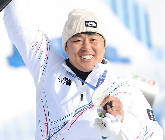 8일(현지시간) 이탈리아 리비뇨 스노파크에서 열린 2026 밀라노-코르티나담페초 동계올림픽 스노보드 남자 평행 대회전 결승 시상식에서 은메달을 따낸 김상겸이 메달을 들어보이고 있다. 연합뉴스