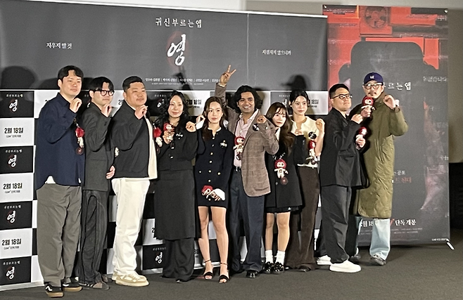 '귀신 부르는 앱: 영' 감독 및 배우들이 포즈를 취하고 있다. ⓒ데일리안 전지원 기자
