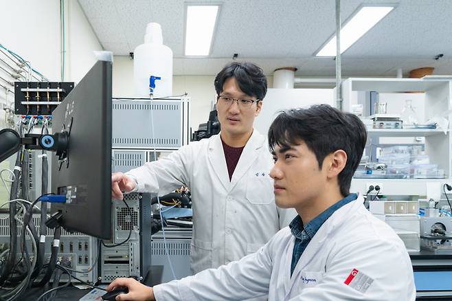 엄광섭 교수(왼쪽)와 이창현 박사과정생.