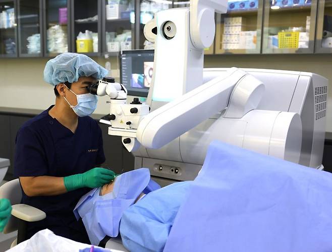 스마일프로 시력교정수술을 집도하는 온누리스마일안과 김부기 원장. 온누리안과병원 제공