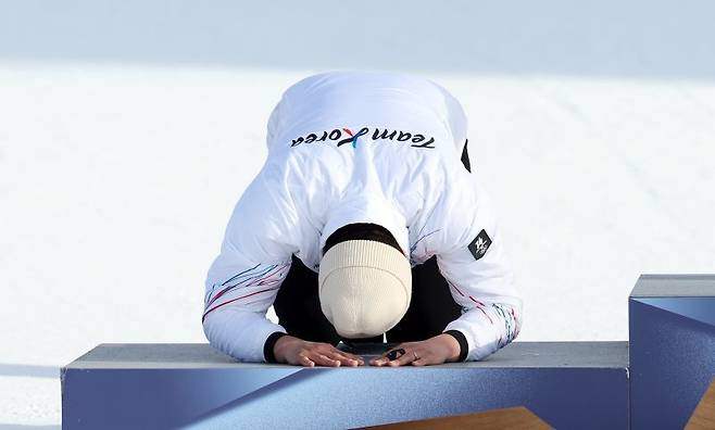 스노보드 남자 평행 대회전에서 값진 은메달을 획득한 김상겸이 8일(현지시간) 이탈리아 리비뇨의 스노파크에서 열린 2026 밀라노·코르티나담페초 동계올림픽 스노보드 남자 평행 대회전 시상식에서 큰절을 하고 있다.뉴스1