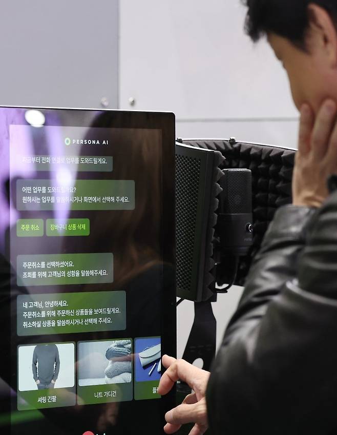 쇼핑몰 상담원 대신하는 AI (서울=연합뉴스) 이재희 기자 = 10일 서울 강남구 코엑스에서 열린 'AI 서밋 서울 & 엑스포 2025'를 찾은 참관객이 쇼핑몰용 AI를 테스트하고 있다. 2025.11.10 scape@yna.co.kr (끝)