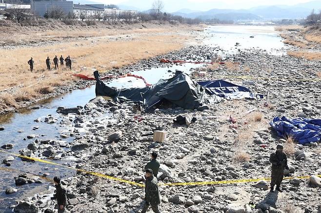 9일 경기 가평군 조정면 현리 군 헬기(코브라 AH-1S)가 추락해 현장에서 관계자들이 사고를 수습하고 있다. 뉴스1