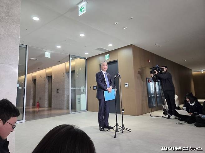 권영창 2차종합특별검사가 지난 5일 오전 서울 중구 법무법인 지평 라운지에서 기자회견을 하고 있다. 사진=김동규 기자