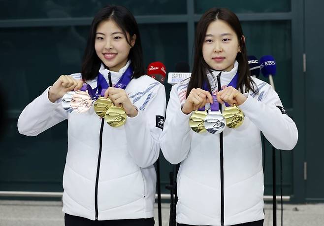 스피드스케이팅 김민선(오른쪽)과 이나현이 제9회 하얼빈 동계아시안게임 출전을 마치고 12일 오후 인천국제공항을 통해 귀국해 기념사진을 찍고 있다.뉴스1