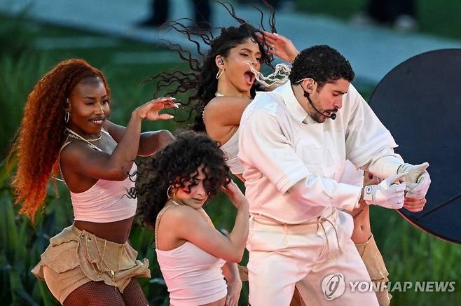 슈퍼볼 하프타임쇼에서 열창하는 배드 버니. 사진=연합뉴스