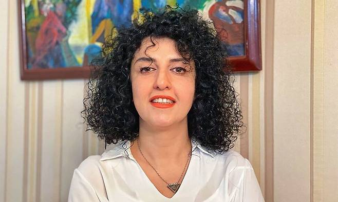 2023년 10월 나르게스 모하마디 재단이 배포한 모하마디의 사진. 장소와 촬영 시기가 특정되지 않았다. AFP 연합뉴스