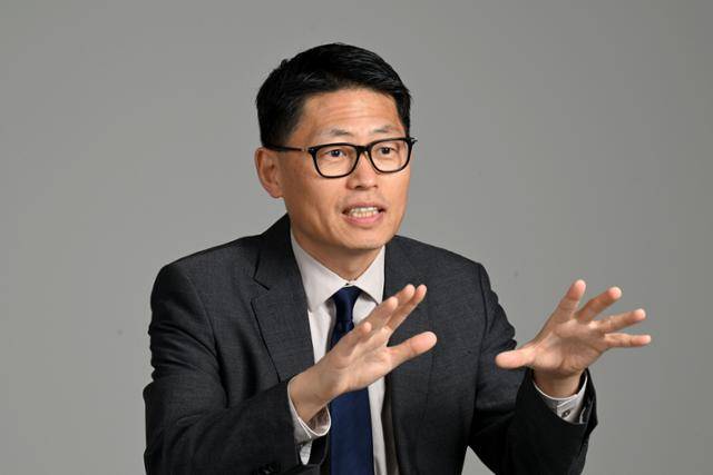 줄리어스 남 전 미국 연방검사가 5일 서울 중구 한국일보사에서 본보와 인터뷰를 하고 있다. 박지연 인턴기자