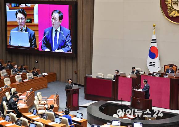 김민석 국무총리가 9일 오후 서울 여의도 국회에서 열린 본회의 정치·외교·통일·안보 분야 대정부질문에서 질의에 답변하고 있다. [사진=곽영래 기자]