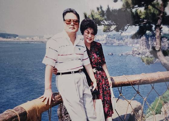 1990년 7월 제주도 여름 휴가때 이어령, 강인숙 부부. 둘다 57세 인생의 전성기였다. 정세희 기자