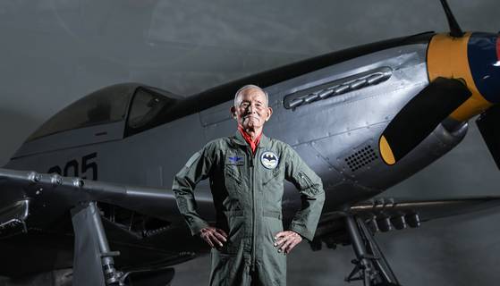 김두만 전 공군참모총장이 서울 용산구 전쟁기념관 전투기 앞에서 포즈를 취하고 있다. 김경록 기자