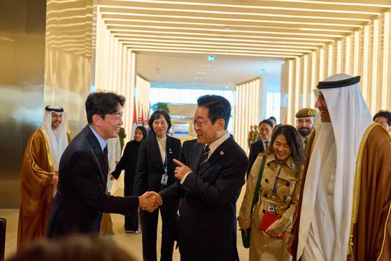 지난해 11월 17일 아랍에미리트(UAE)를 국빈방문한 이재명 대통령이 아부다비 왕실공항에 도착해 미리 도착해 있던 강훈식 비서실장과 만나 악수하고 있다. 파격적 환대를 받은 이 대통령은 "강 실장이 준비를 많이 했구만"이라고 말했다고 한다. [사진 청와대]