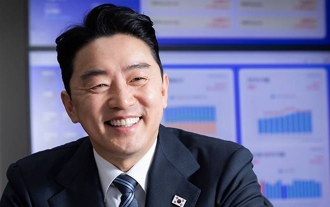 강 실장 임명 초기 체중이 7㎏이나 줄고, 피곤해 보이는 모습으로 화제가 됐다. 강 실장은 “지금은 얼굴이 좀 좋아지지 않았나. 일단 청와대라는 시스템과 조직이 짜여진 덕이 있다. 이 대통령과 일하면 여유가 생긴다고 즐기는 게 아니라 자꾸 일을 더하게 된다. 저도 닮아가는 것 같다”고 말했다. 전민규 기자