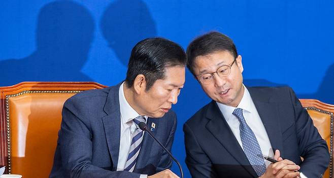 정청래 더불어민주당 대표와 한병도 원내대표가 9일 국회에서 열린 최고위원회의 도중 대화하고 있다. 연합뉴스