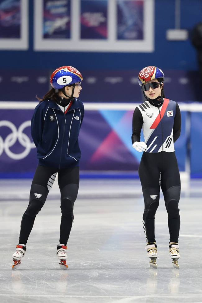 ▲ 2026 밀라노ㆍ코르티나담페초 동계올림픽 쇼트트랙에 출전하는 최민정(왼쪽)과 김길리가 8일(현지시간) 이탈리아 밀라노 아이스스케이팅 아레나에서 훈련하던 중 대화를 나누고 있다. 연합뉴스
