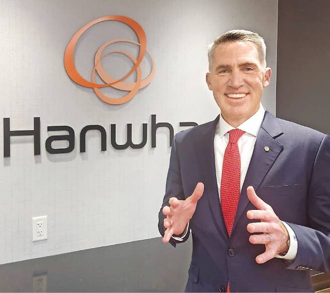 마이클 쿨터 한화디펜스USA 대표가 미국 버지니아주 알링턴의 한화디펜스USA 사무실에서 한화그룹의 미국 사업 전략에 대해 설명하고 있다. 알링턴=김우섭 기자