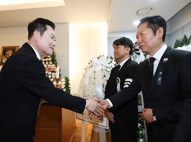 장동혁 국민의힘 대표가 지난달 30일 서울 종로구 서울대학교병원 장례식장에 마련된 고 이해찬 전 국무총리의 빈소에서 조문을 한 뒤 정청래 더불어민주당 대표와 악수하고 있다. 뉴스1