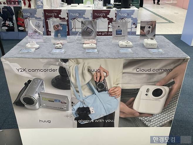 9일 용산 아이파크몰에서 열린 아날로그 팝업스토어에 휴그의 레트로 카메라 라인이 전시돼 있다. 사진=박상경 한경닷컴 수습기자