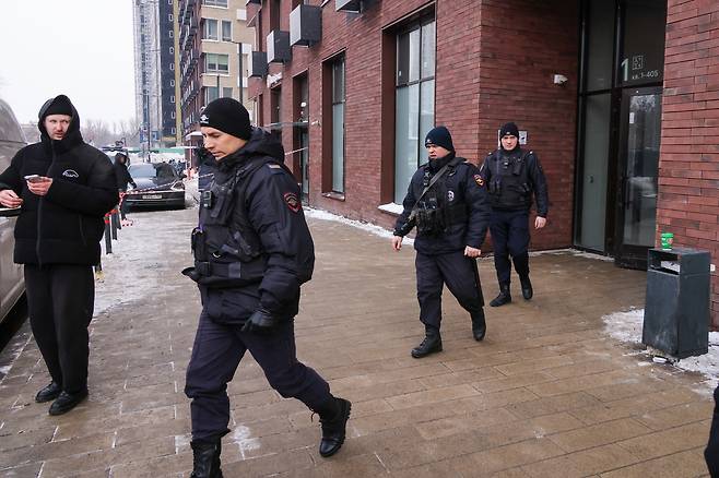 지난 6일(현지시간) 러시아군 총정찰국 소속 블라디미르 알렉세예프 중장에 대한 암살 미수 사건이 발생한 모스크바의 한 주거용 건물 앞에서 경찰들이 경계 근무를 서고 있다. 타스연합뉴스
