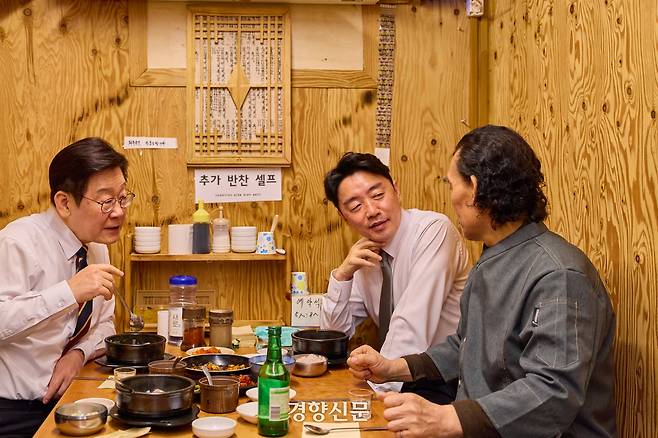 이재명 대통령이 9일 오후 서울 종로구 통인시장 내에 위치한 ‘서촌 인왕식당’을 방문해 식당 주인과 대화하고 있다. 청와대 제공