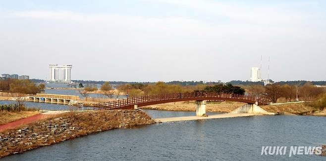 강릉시가 9일 강릉시청 8층 상황실에서 국내 최대 규모인 지름 10m LED달조형물을 활용한 ‘달빛아트쇼’ 사업의 착수보고회를 개최, 사업의 본격적인 추진에 들어갔다. 경포생태저류지 일원.&nbsp;