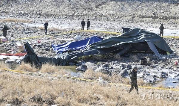 9일 가평군 조종면 신하교 인근에 추락한 군 헬기 잔해 근처에서 군 관계자들이 현장을 통제 및 수습하고 있다. 이날 오전 육군 코브라 헬기가 훈련중 추락했다. 조종사 두명이 심정지 상태로 병원에 이송됐으나 전원 사망했다. 홍기웅기자