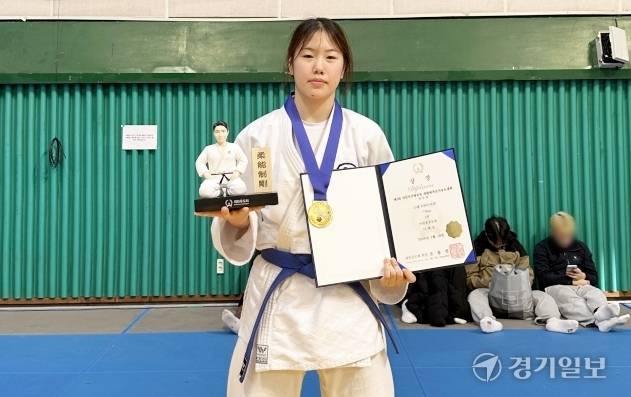 이채은이 ‘제3회 사천우주항공컵 생활체육 전국유도대회’ 여중부 -70kg급 경기에 출전해 금메달을 차지하고 기념 촬영을 하고 있다. 본인 제공