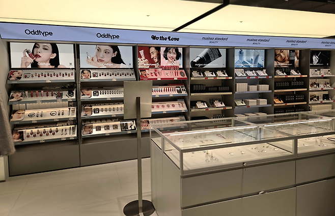 무신사가 지난해 12월 11일 서울 용산 아이파크몰에 오픈한 무신사 메가스토어와  무신사 스탠다드 매장에 배치된 뷰티존. [김혜진 기자]