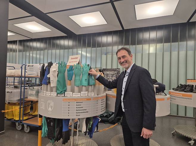 바스프의 토마스 힐 특수안전분야 역량센터장 겸 위험물 안전관리자가 안전 체험관에서 특수장갑을 설명하고 있다. 최예빈 기자