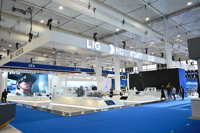 LIG넥스원이 2월 8일부터 5일간 사우디아라비아 리야드에서 열리는 중동지역 최대 규모 국제 방위산업 전시회 WDS 2026(World Defense Show 2026, 이하 WDS)에 참가한다. 통합대공망, 차세대 항공무장, 유무인복합체계를 아우르는 차세대 종합솔루션을 선보이며 중동시장 확대에 나선다. [LIG넥스원]